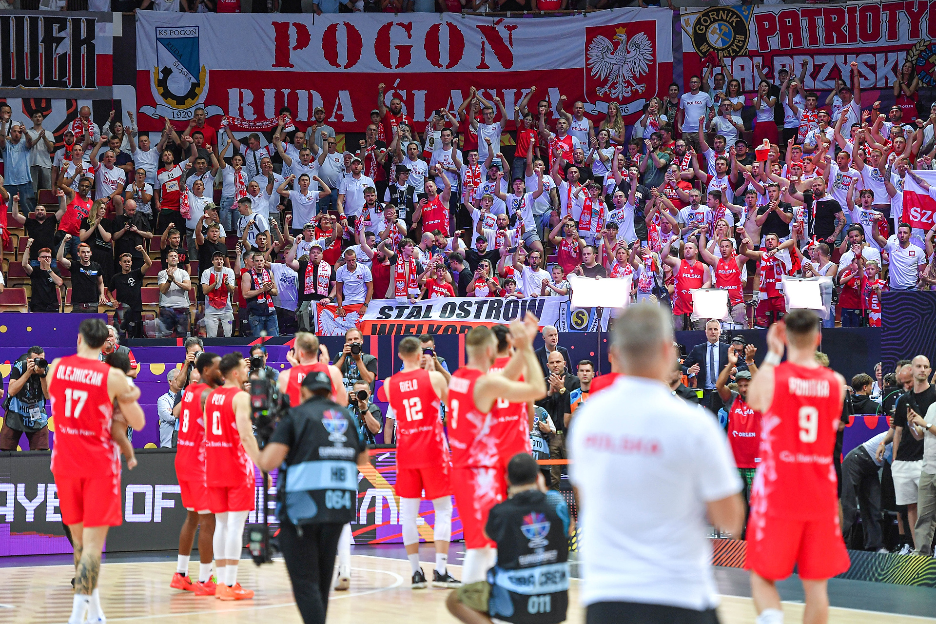 Tłumy na wielkiej wygranej Polaków. Wyjątkowa rola Podolskiego [WIDEO]