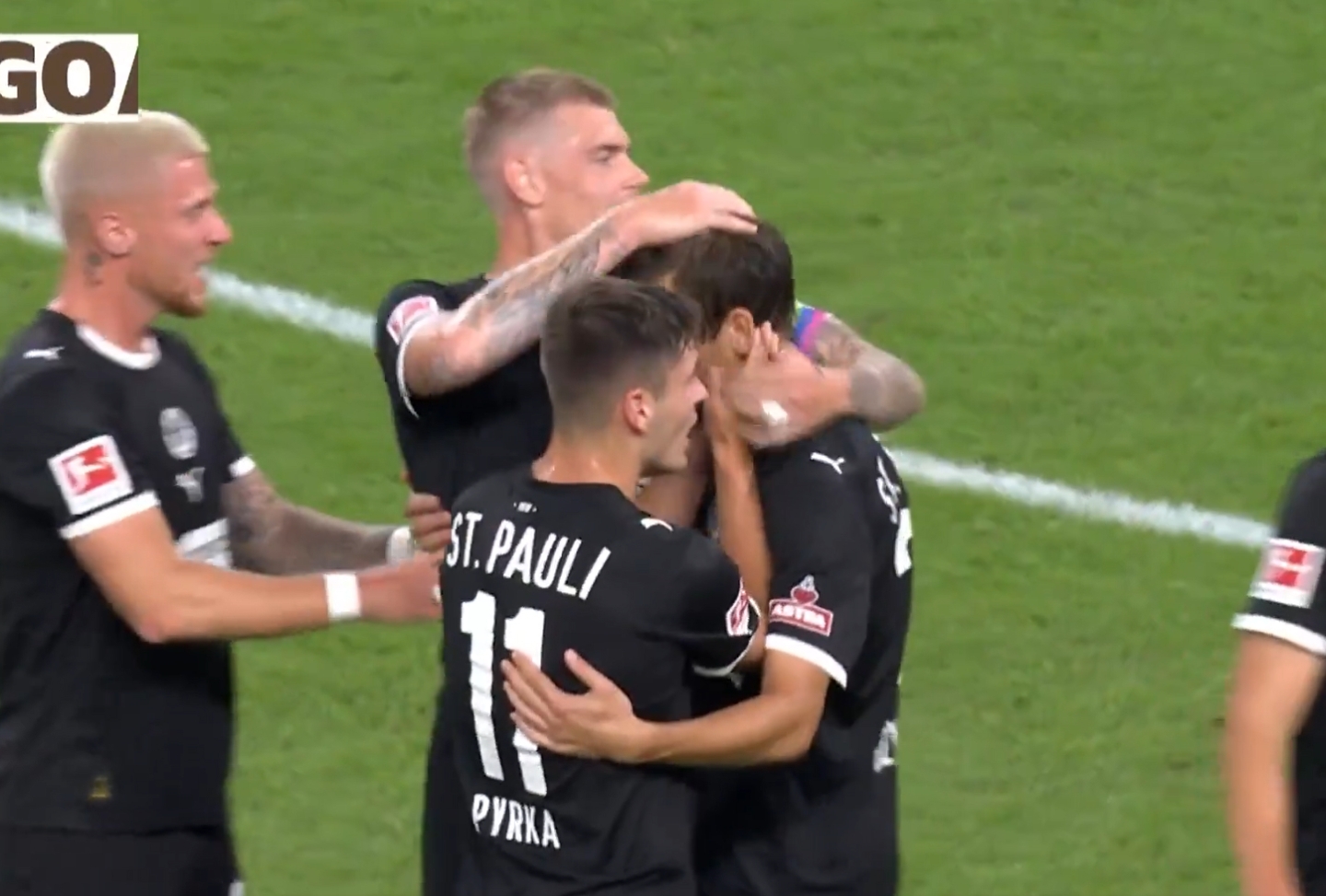 Pierwszy gol Polaka w Bundeslidze! Strzelił w derbach [WIDEO]