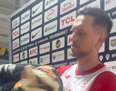 Nietypowy prezent dla bohatera meczu ze Słowenią. Dostał go od dziennikarzy [WIDEO]