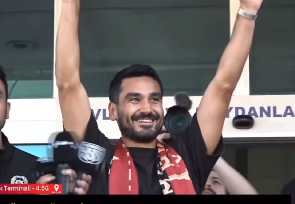 Guendogan wylądował w nowym klubie. Już dyrygował dopingiem [WIDEO]