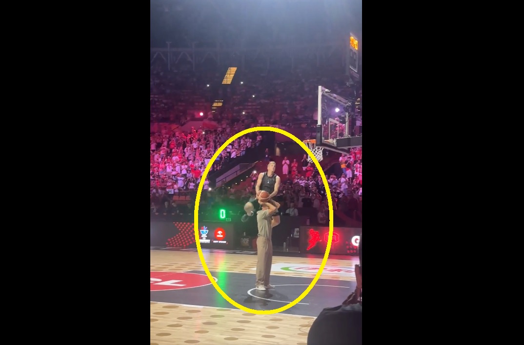 Zrobił wsad nad Robertem Lewandowskim! Sceny podczas meczu Polaków [WIDEO]