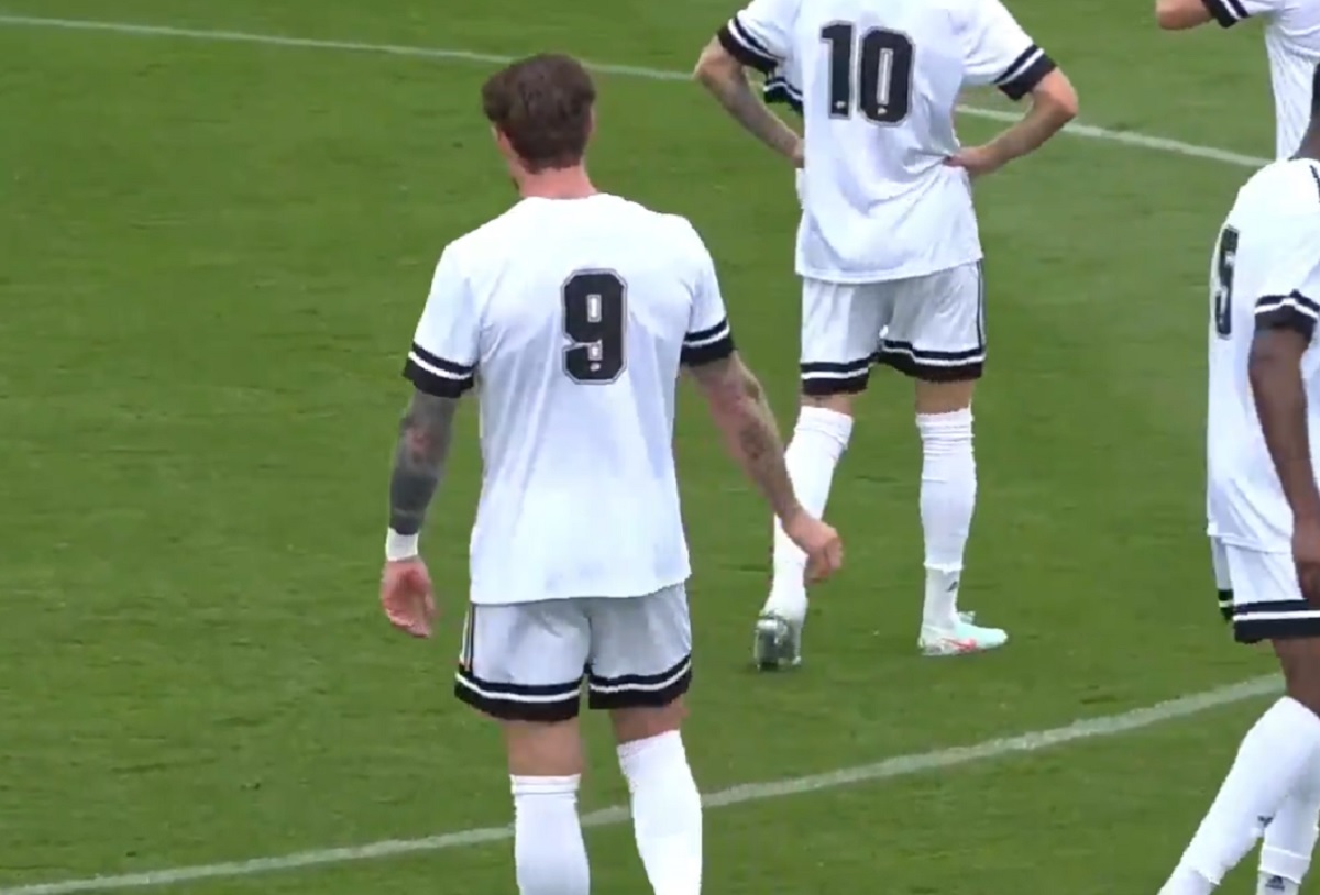 Zagrał 120 meczów w Premier League. Dziś jest bezrobotny i strzela juniorom Man United [WIDEO]
