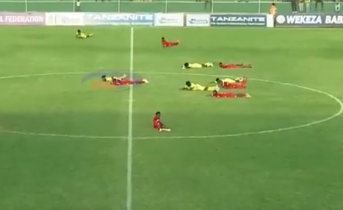 Wszyscy padli na murawę. Niebezpieczne sceny podczas meczu [WIDEO]