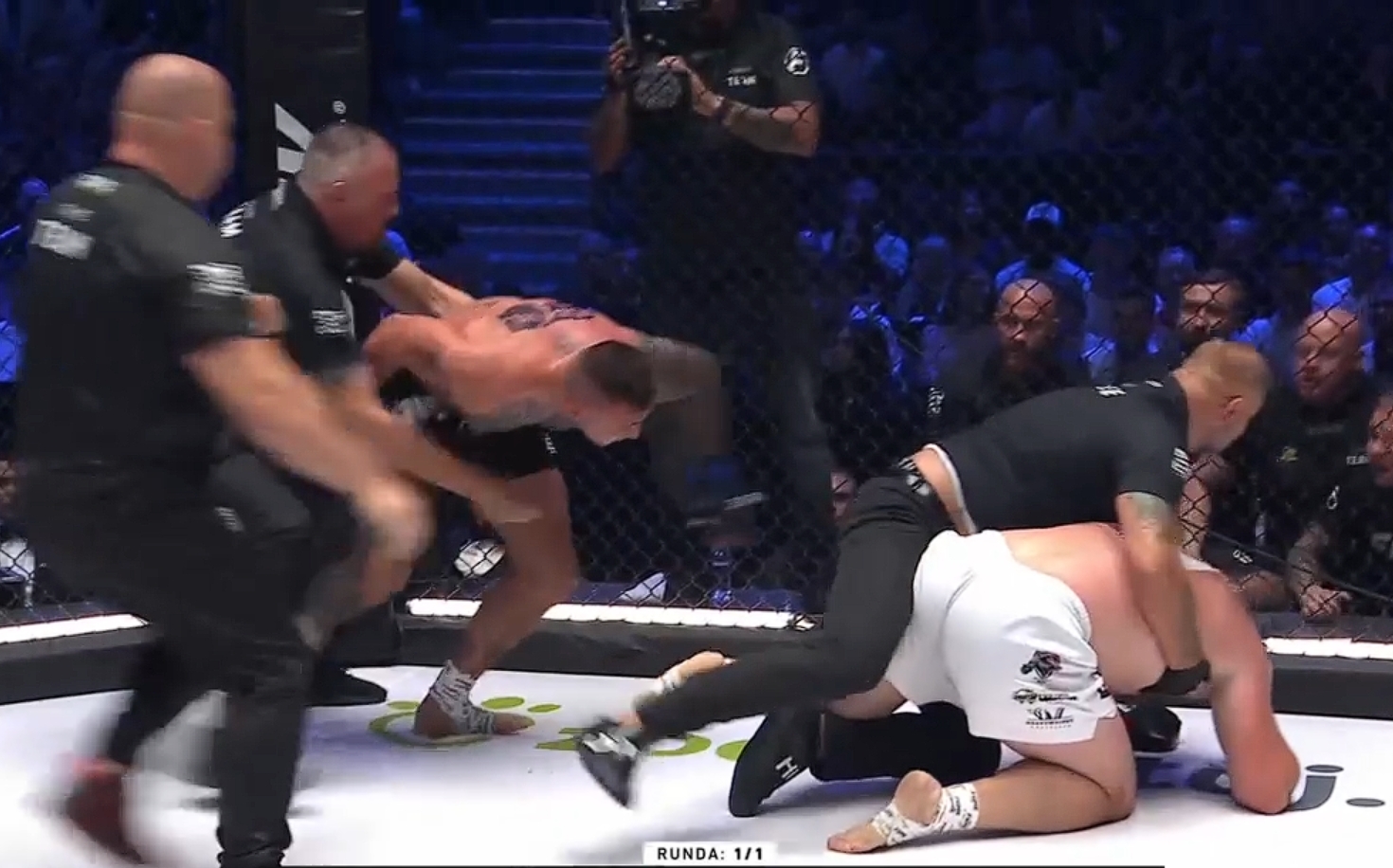 Skandal na Fame MMA! Sędziowie wpadli do klatki, walka zakończona dyskwalifikacją [WIDEO]