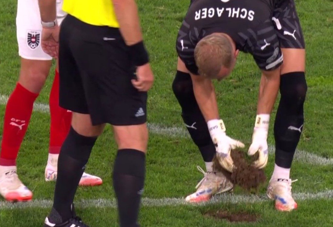 Absurd w eliminacjach MŚ. Bramkarz musiał grzebać w ziemi [WIDEO]