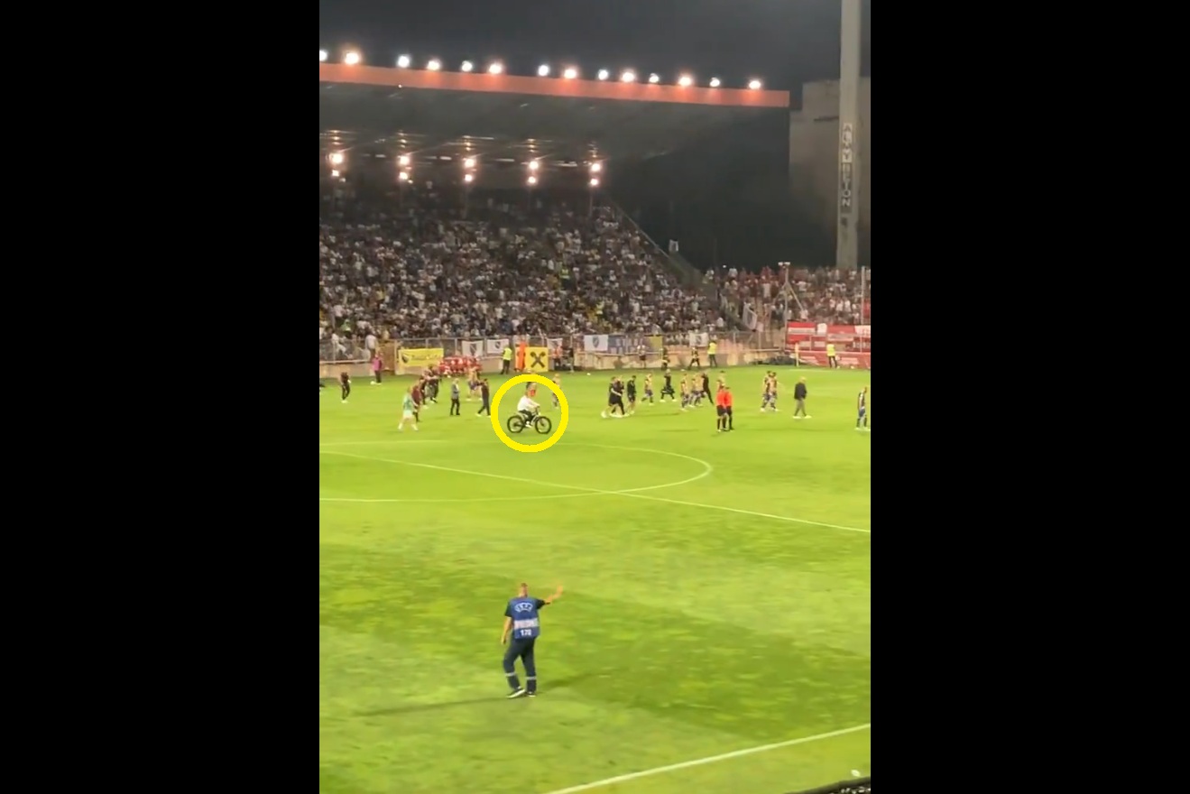 Słynny trener wsiadł na rower i odjechał. Sceny w meczu el. MŚ [WIDEO]