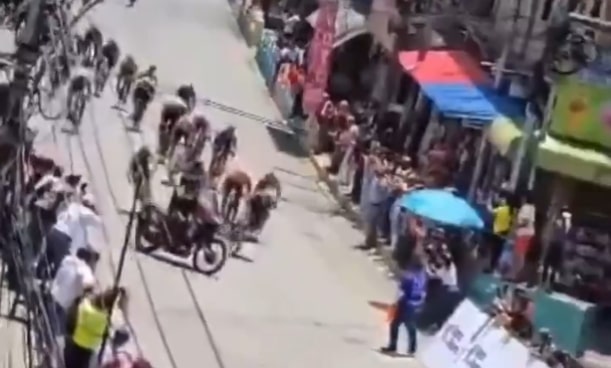 Policjant wjechał prosto w peleton. Co on miał w głowie?! [WIDEO]