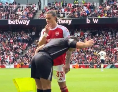 Absurdalna scena w Premier League. Sędzia uczył piłkarza Arsenalu [WIDEO]