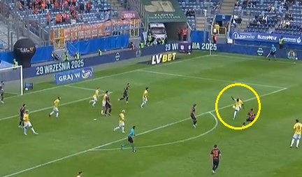 Piłkarskie jaja w Ekstraklasie! Zgłupiał, efekt domina i... gol rywali [WIDEO]