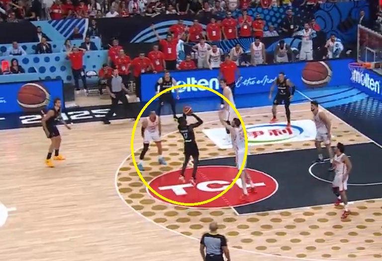 Zostało 20 sekund do końca finału. To był najważniejszy rzut EuroBasketu [WIDEO]