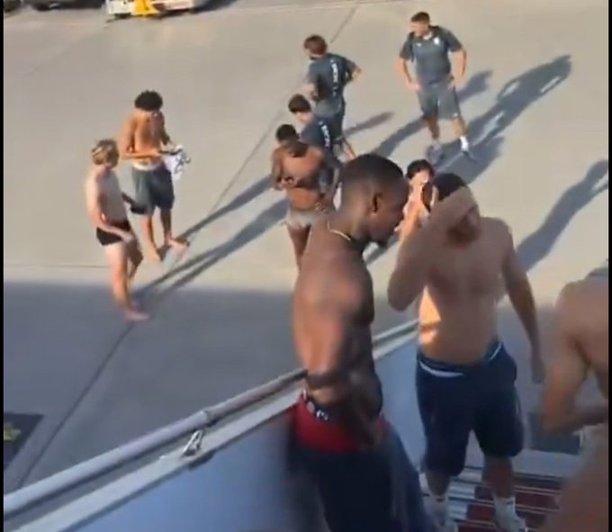 Mieli lecieć na mecz Ligi Mistrzów. Nagle wyszli z samolotu bez ubrań [WIDEO]