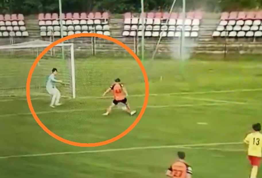 Kuriozalny gol w derbach. Zobaczcie, co zrobił polski bramkarz [WIDEO]