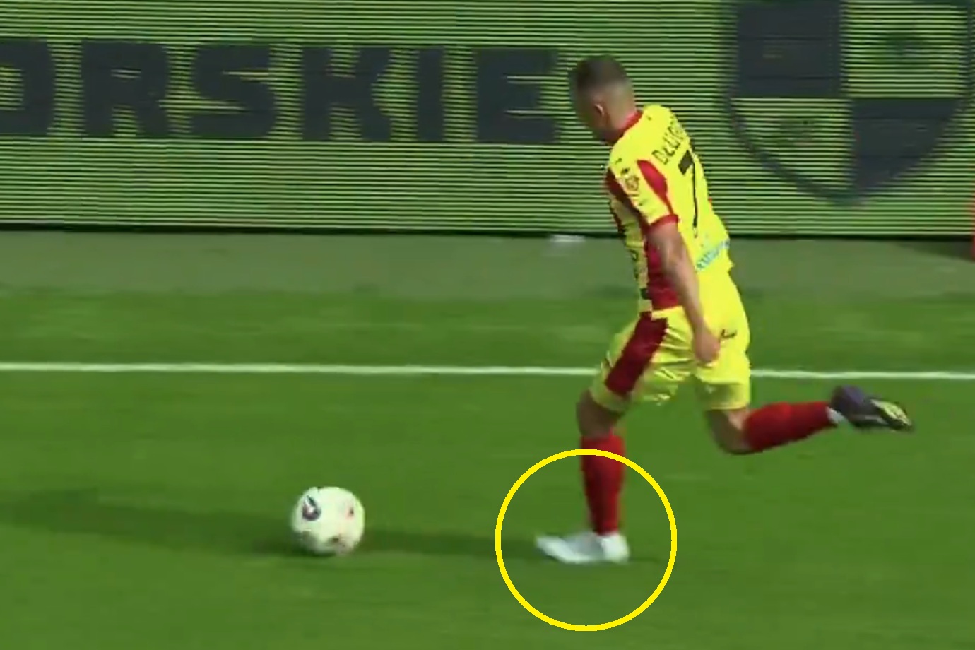 Kopciuszek w Ekstraklasie. Zgubił buta, przebiegł pół boiska [WIDEO]