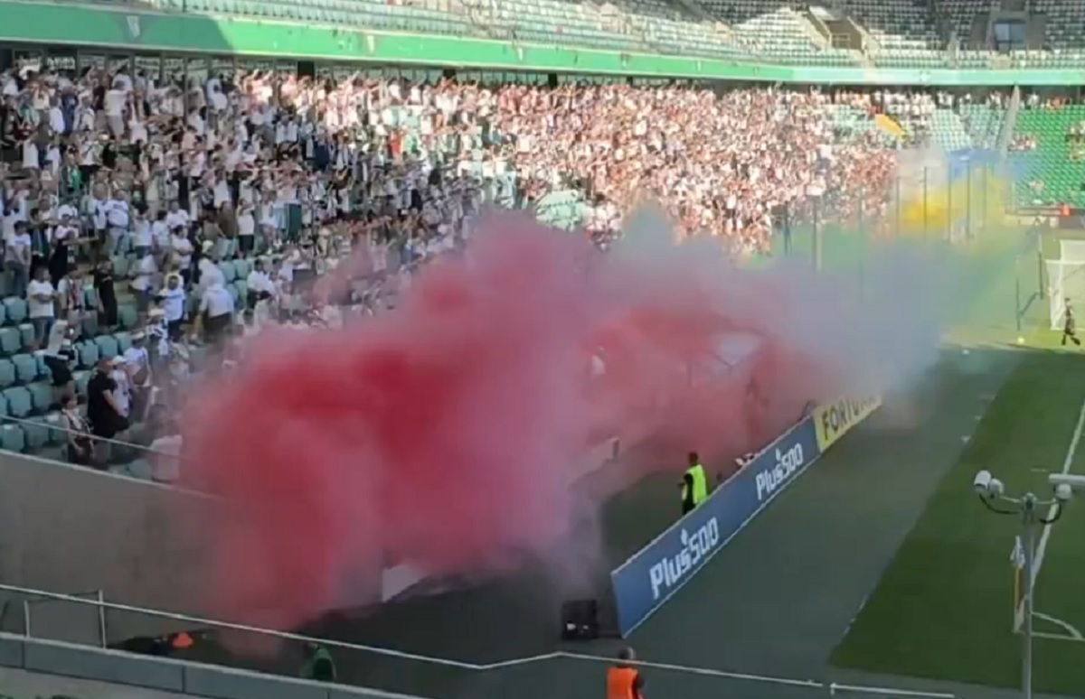 Kilka tysięcy kibiców na meczu Betclic III Ligi. Piękne obrazki w Polsce [WIDEO]