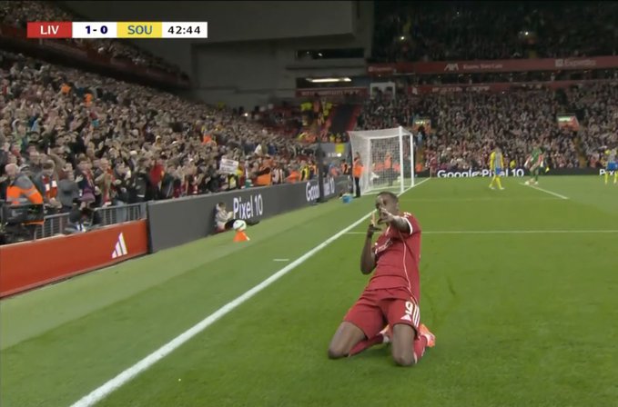 Premierowy gol Isaka! Ekitike też strzelił, po czym wyleciał z boiska