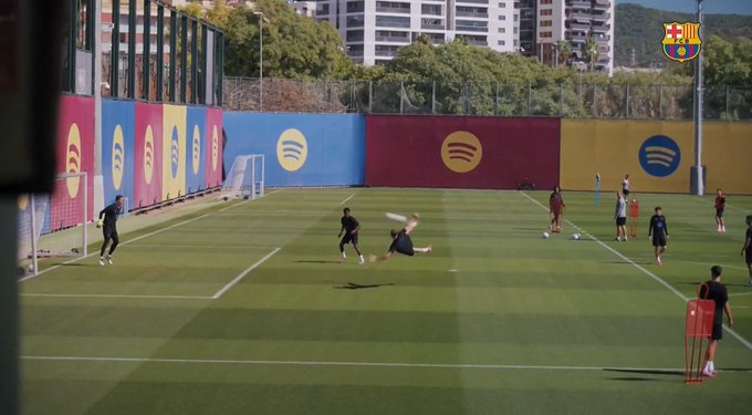 Co za gol Lewandowskiego. Popisowe "nożyce" [WIDEO]
