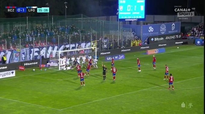 Niecodzienny obrazek w hicie Ekstraklasy. Marciniak od razu to dostrzegł [WIDEO]