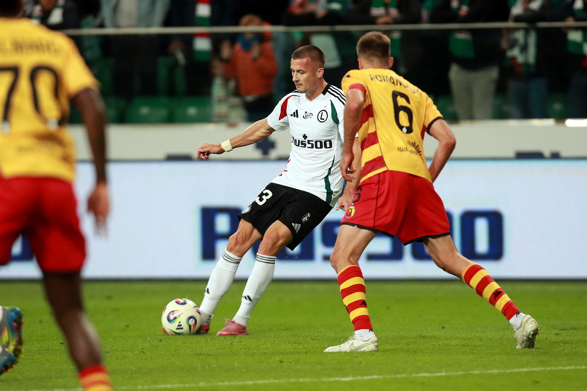 Legia miała go drogo sprzedać, wylądował na ławce. I może szybko nie wstać. Zastępca dużo lepszy