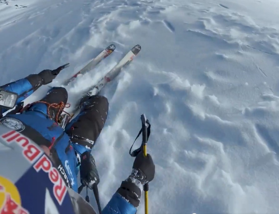 Niezwykły wyczyn Bargiela. Zjechał na nartach z Mount Everestu [WIDEO]