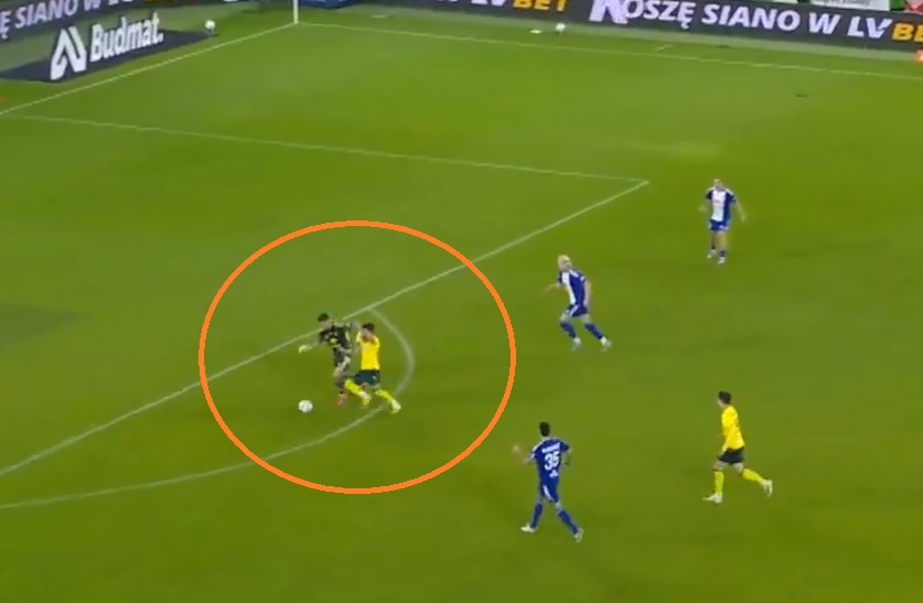 Kuriozalne gole w Ekstraklasie. Bez tego błędu byłaby katastrofa [WIDEO]