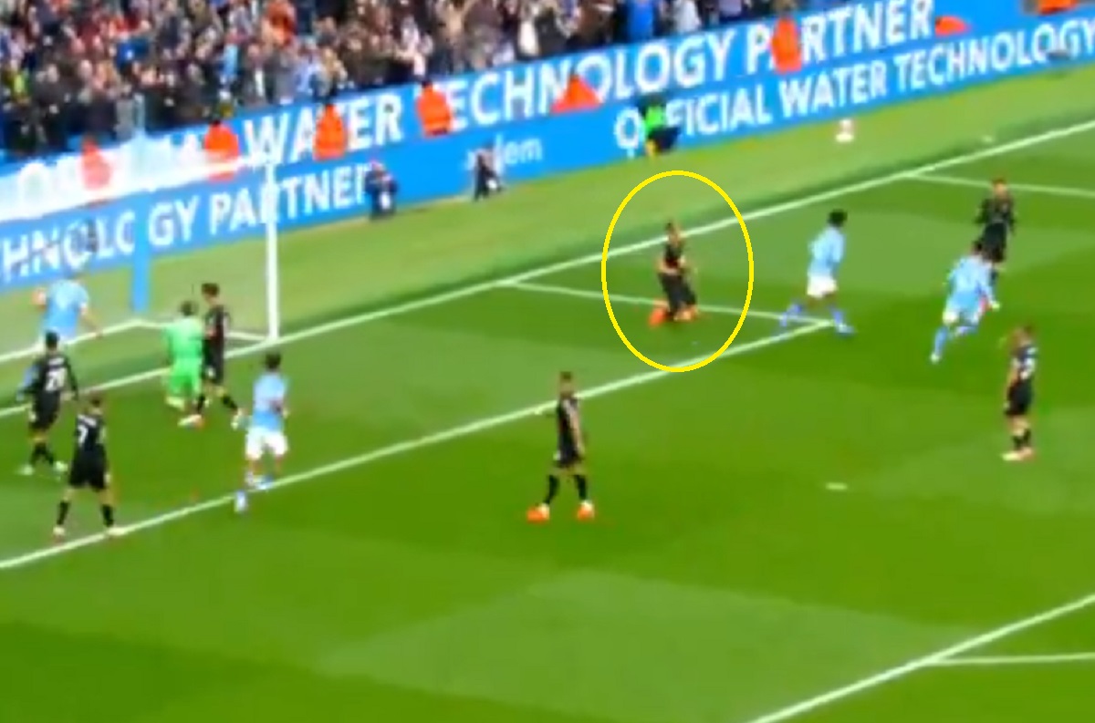 Dwa samobóje w meczu Manchesteru City. Co zrobił obrońca rywali? [WIDEO]