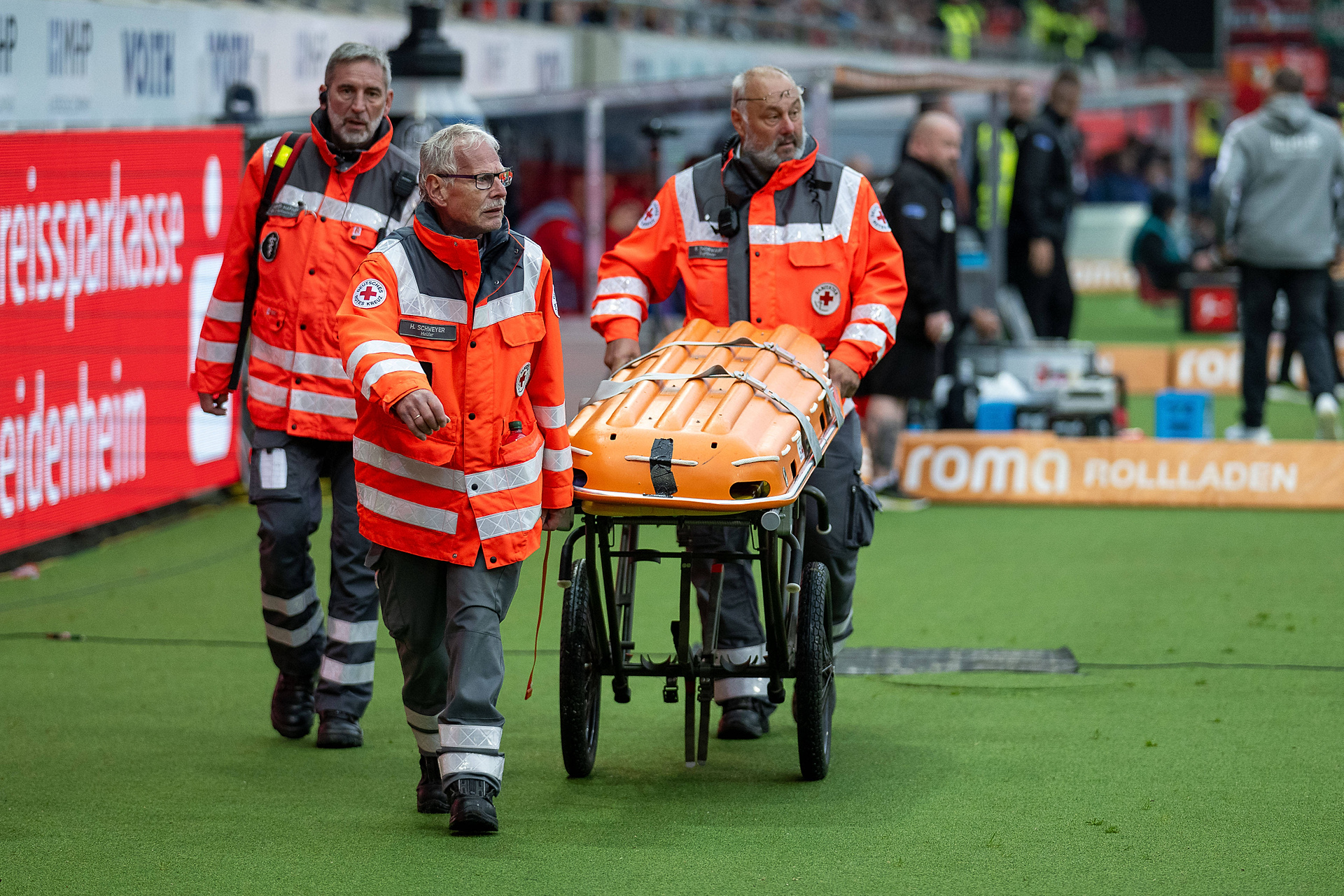 Szokujące obrazki w Bundeslidze. Helikopter lądował na murawie