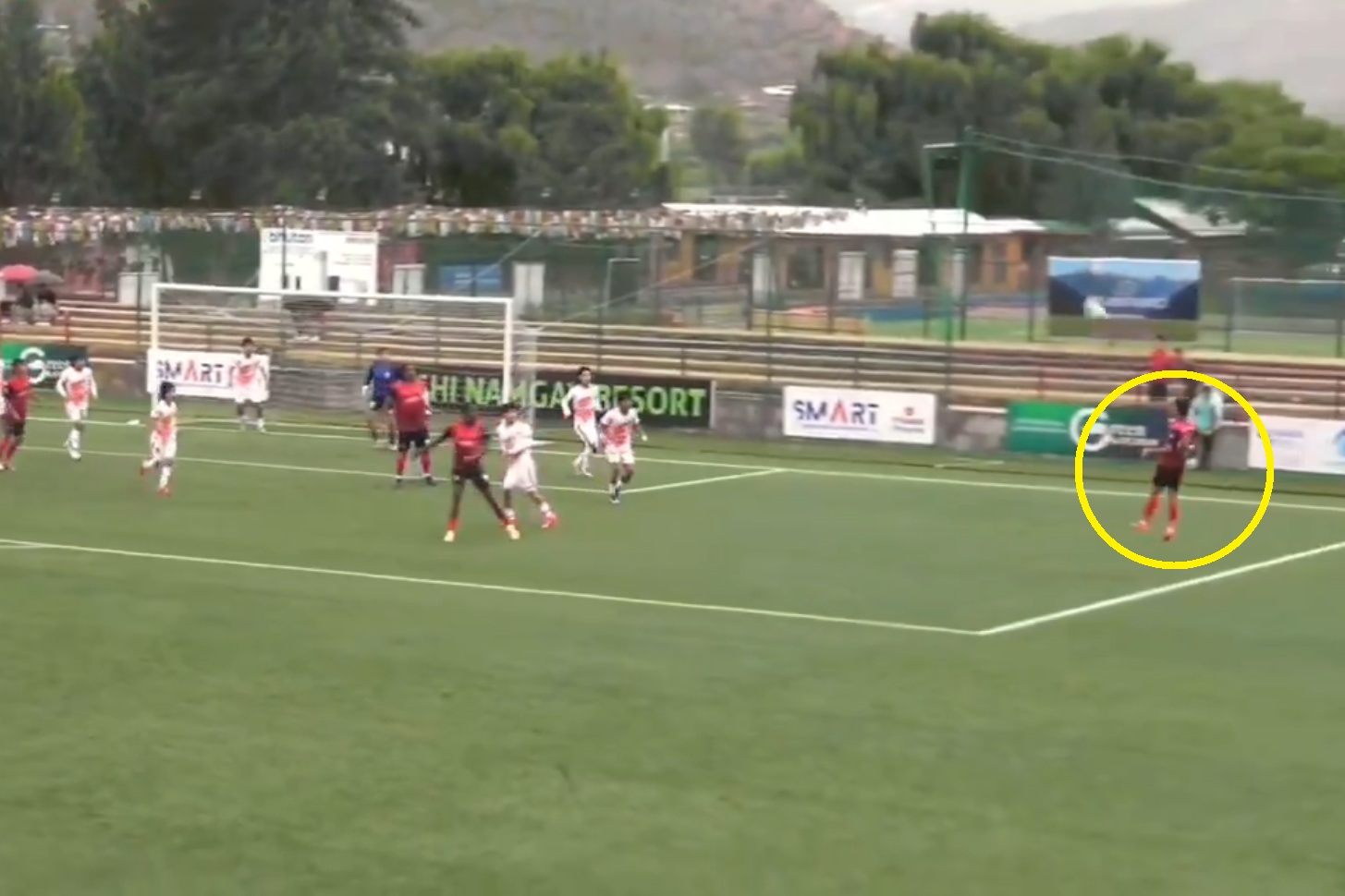 Komedia w polu karnym. Trafił głową z kilometra [WIDEO]