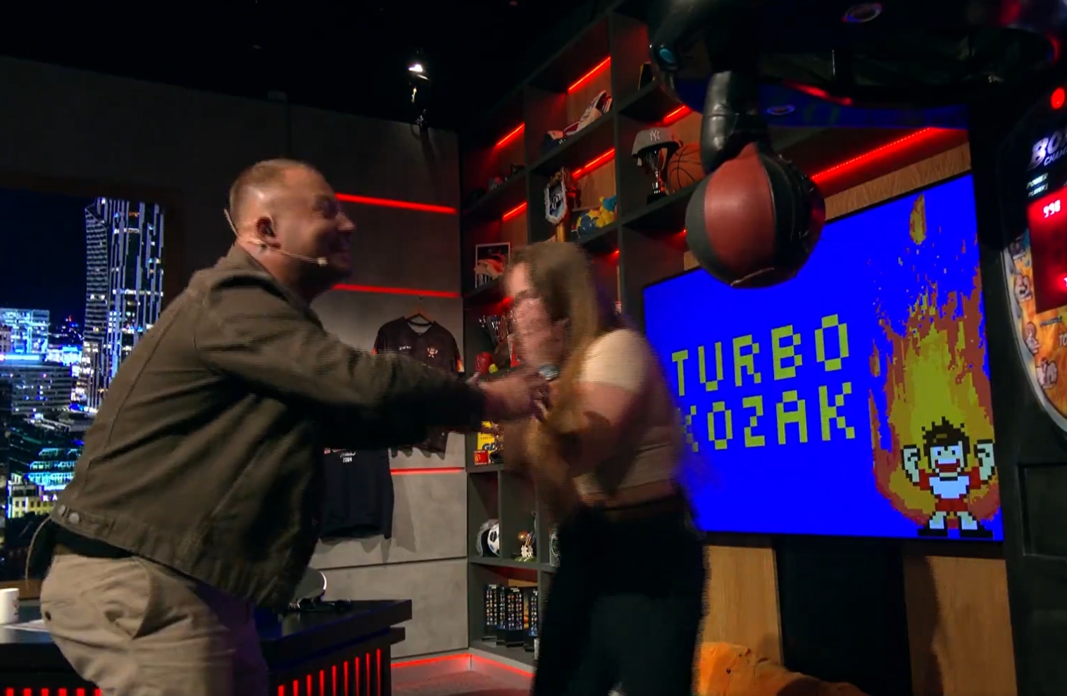 Tak uderza mistrzyni świata w boksie. Aż padł ze śmiechu [WIDEO]