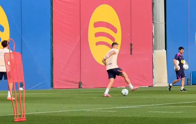 Zabawa Lewandowskiego w Barcelonie. Nawet nie patrzył na bramkę [WIDEO]