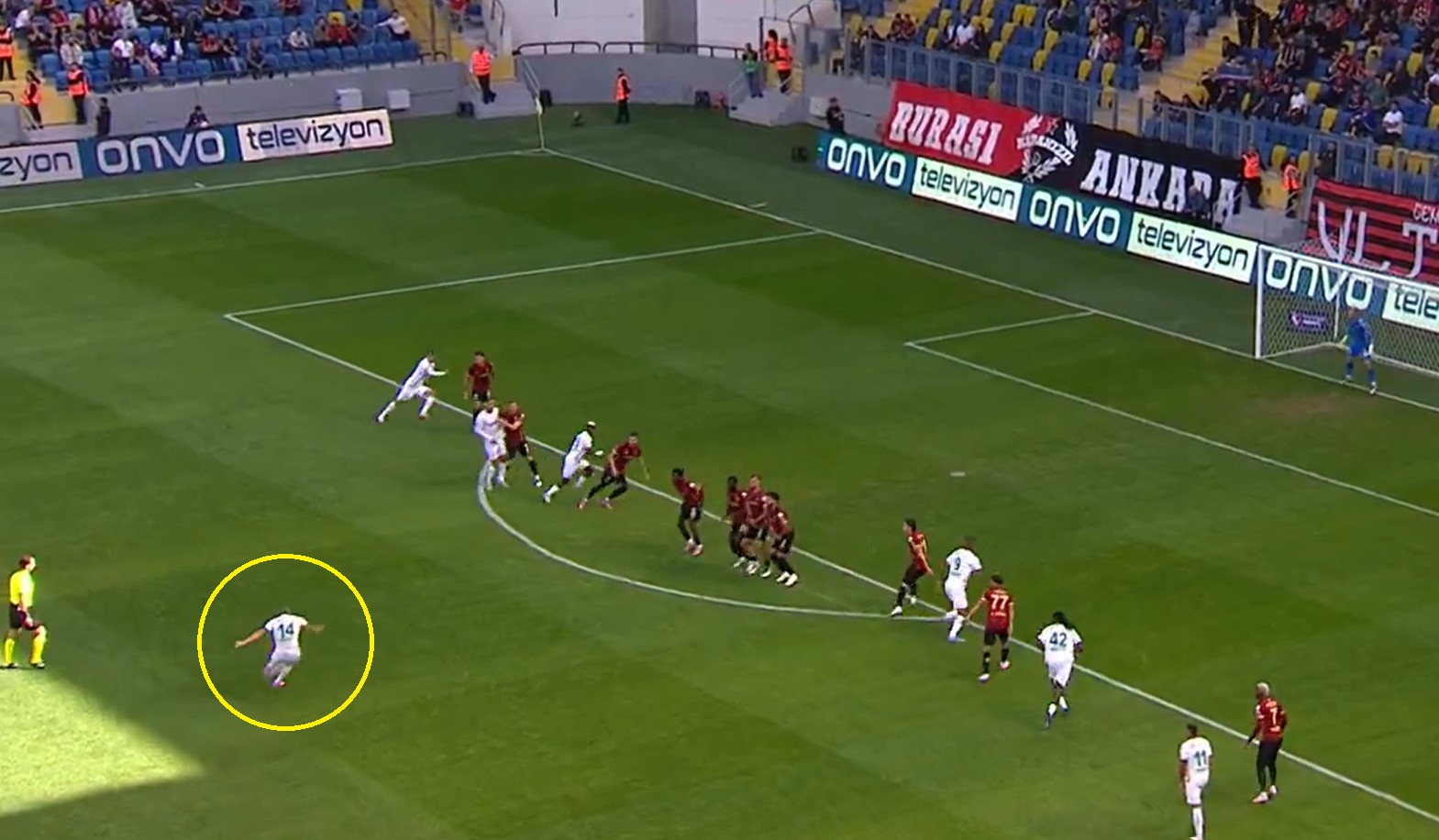 Legia go chciała, a on tak strzela. Co za gol! [WIDEO]