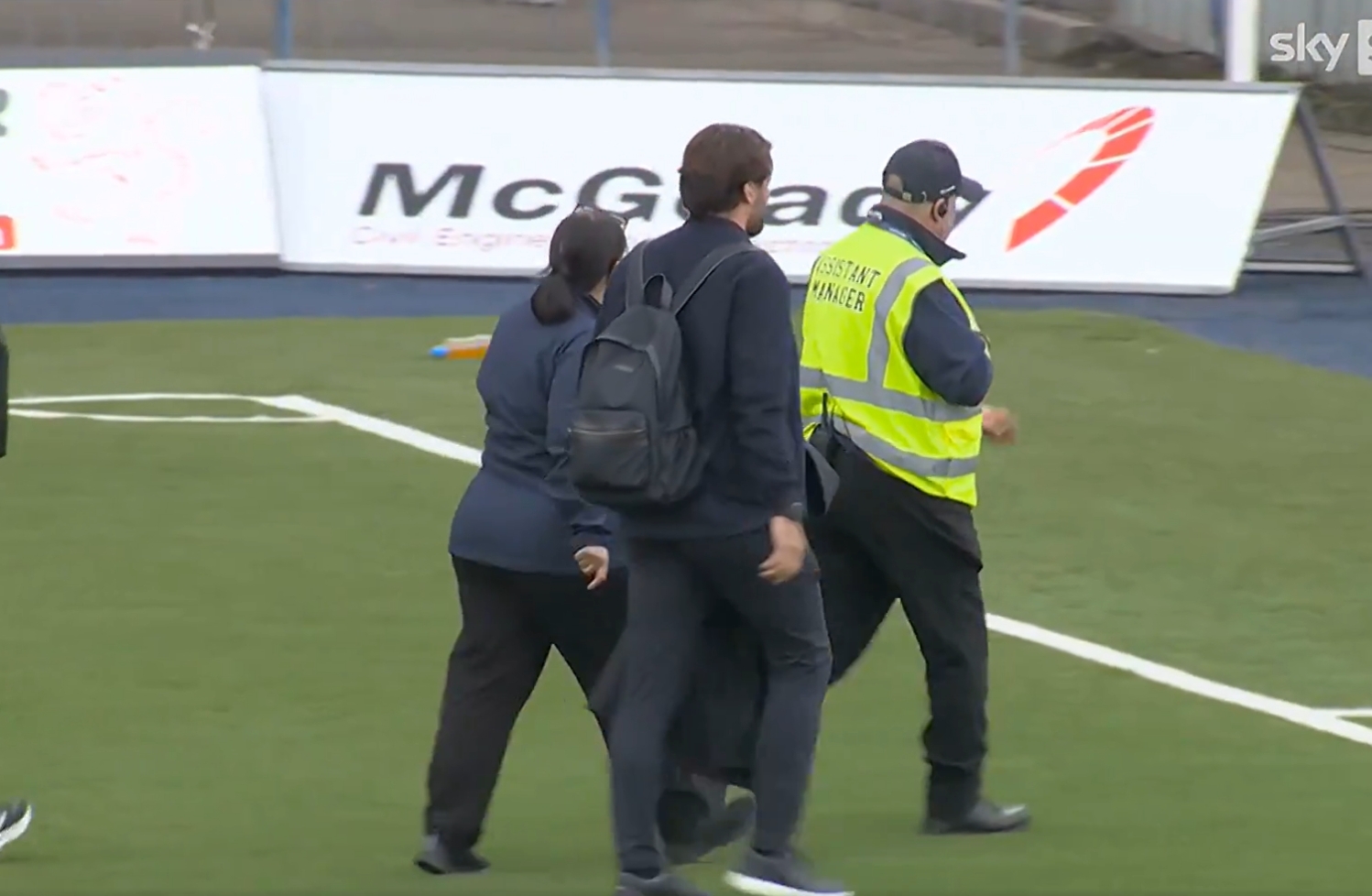 Słynny klub zwolnił trenera. Musiał opuścić stadion z ochroną [WIDEO]