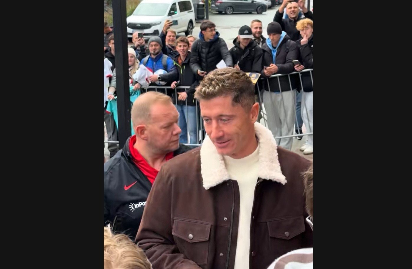 Piękny gest Lewandowskiego. Tak zareagował na prezent od kibica [WIDEO]