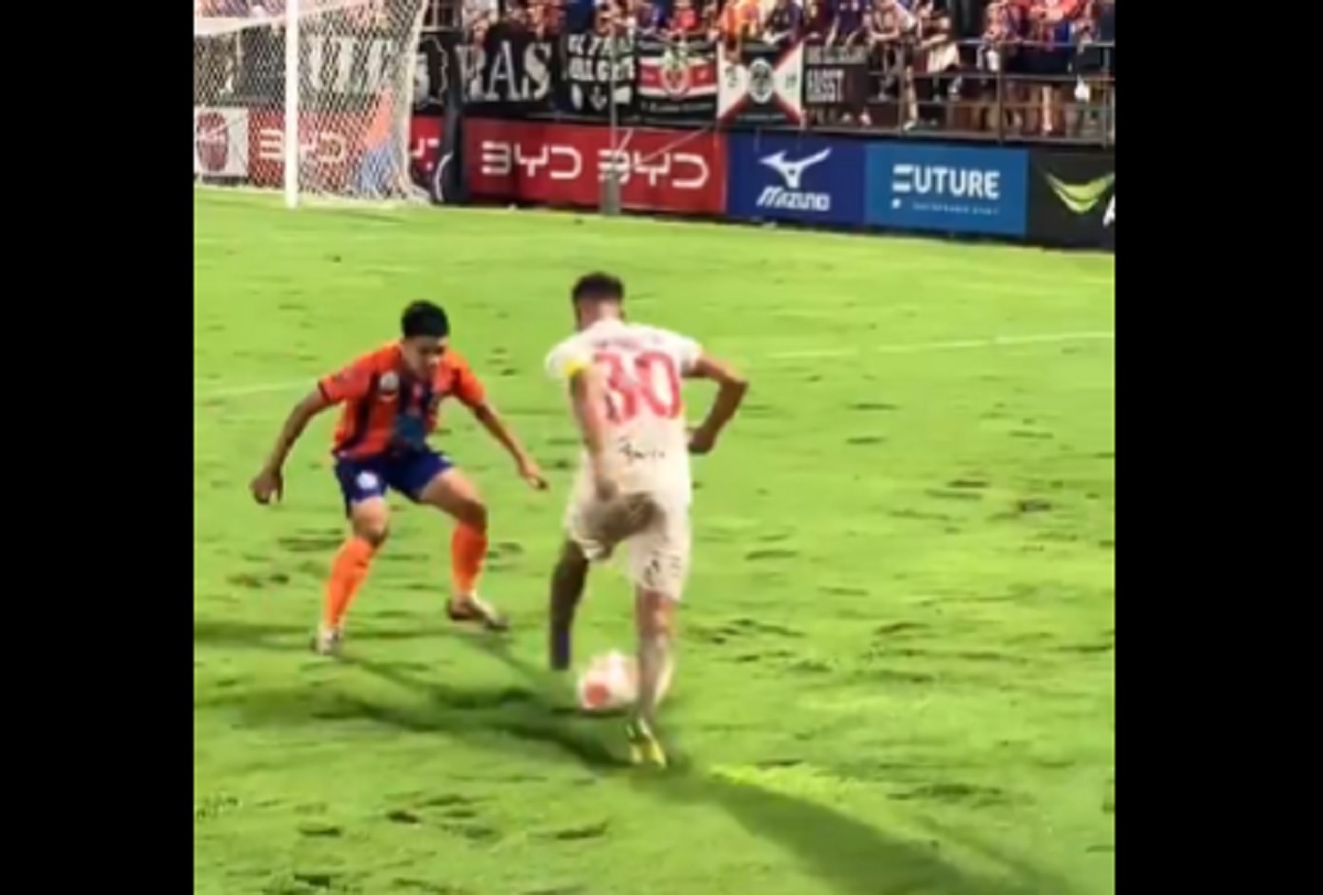 Grał ponad 11 lat w Premier League. Dziś przegrywa 0:8 w lidze ogórków [WIDEO]