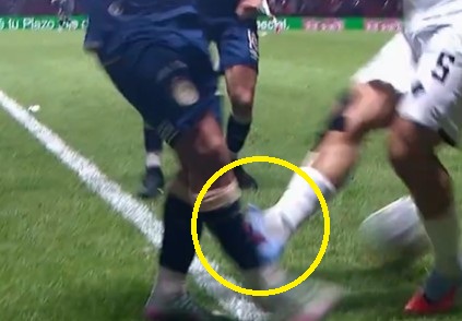 Brutalny faul byłego gwiazdora Interu. Od razu wyleciał z boiska [WIDEO]
