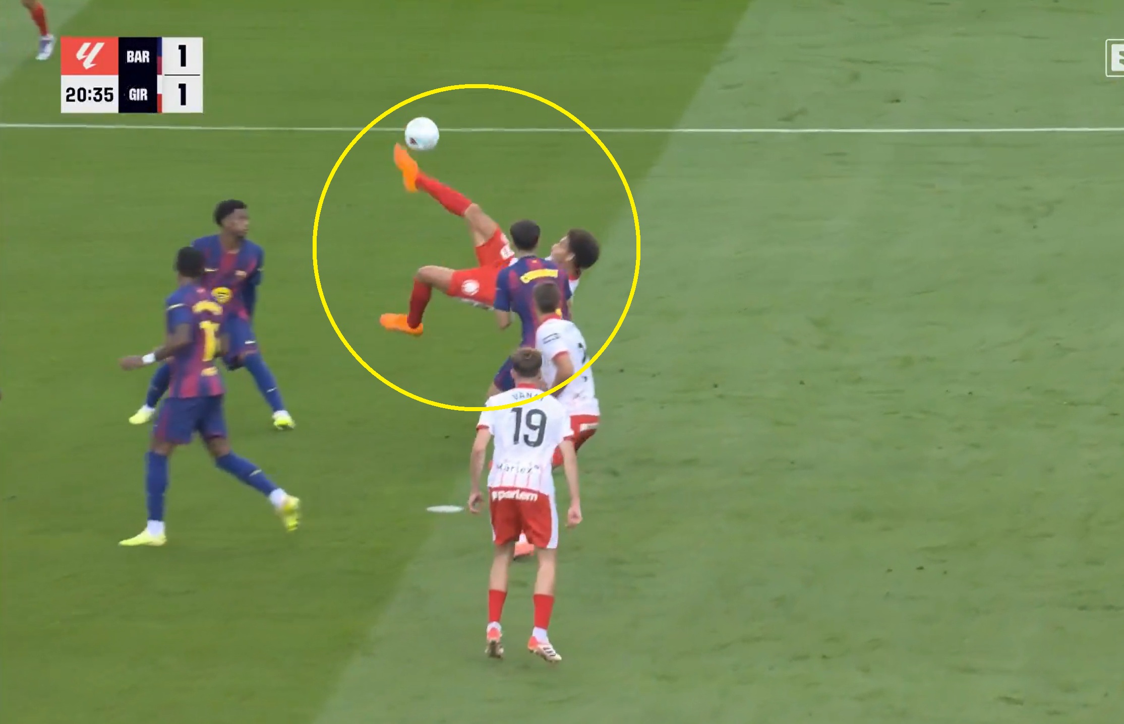 Szczęsny puścił gola po przewrotce! Piękny strzał Witsela [WIDEO]