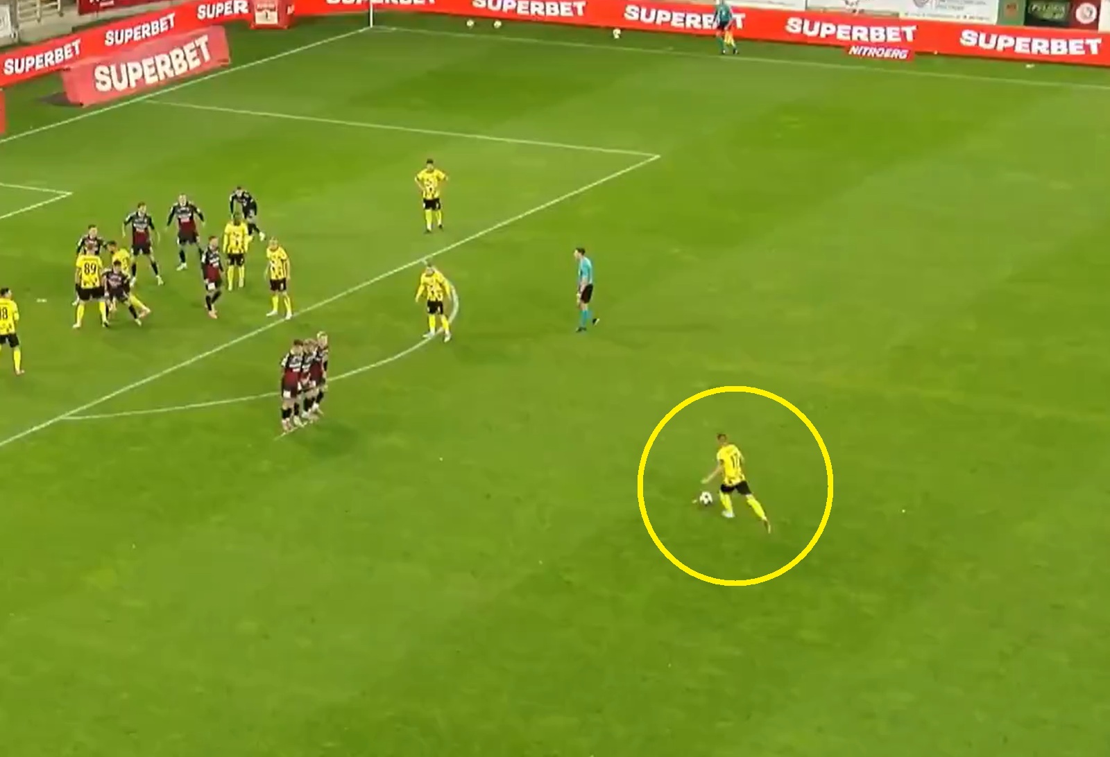 Niesamowity gol dla Wieczystej! Odpalił rakietę z wolnego [WIDEO]