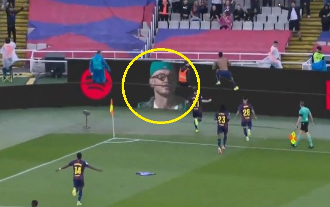 Polak wypromowany na meczu Barcelony. Nie chodzi o Lewandowskiego i Szczęsnego [ZDJĘCIE]