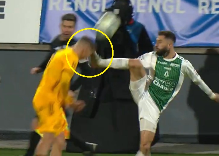 Taki faul i bez czerwonej kartki. Duża kontrowersja [WIDEO]
