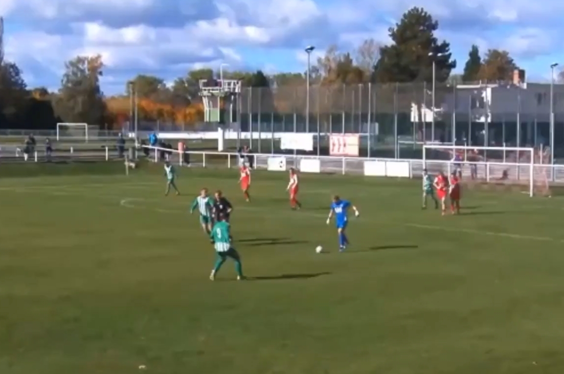 Bramkarz wyszedł z akcją, po chwili wyleciał z boiska. Cyrk [WIDEO]
