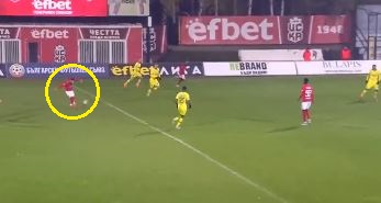 Sceny w ligowym hicie. Dziewięć bramek i gol z połowy [WIDEO]