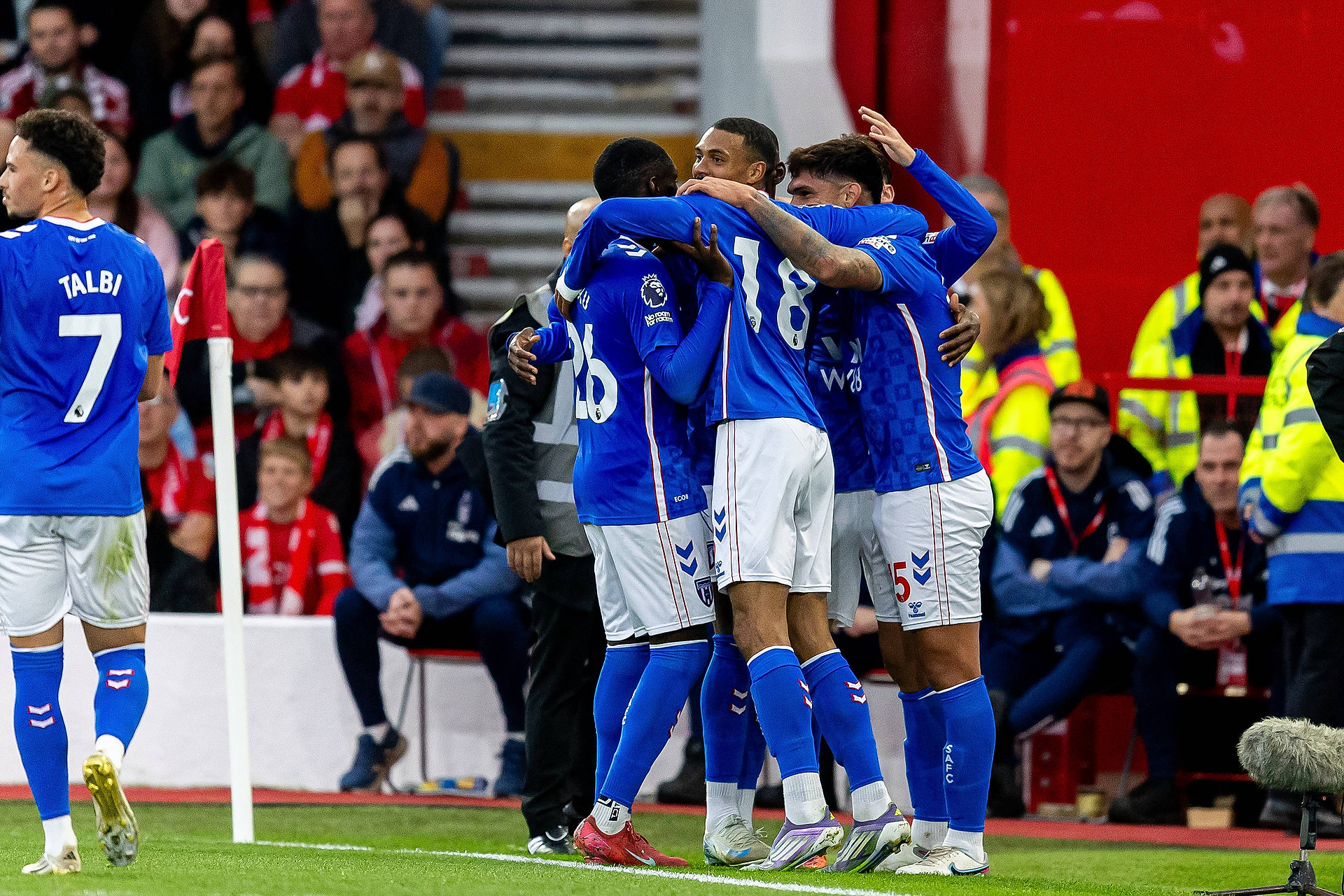 Piłkarski cud. Wrócili z dna i biją gigantów. Transfer gwiazdy strzałem w "10"