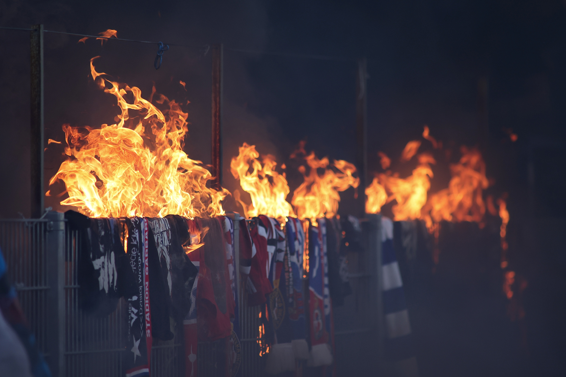 Kibole Hutnika spalili szaliki Wisły. Skandal podczas meczu PP [WIDEO]