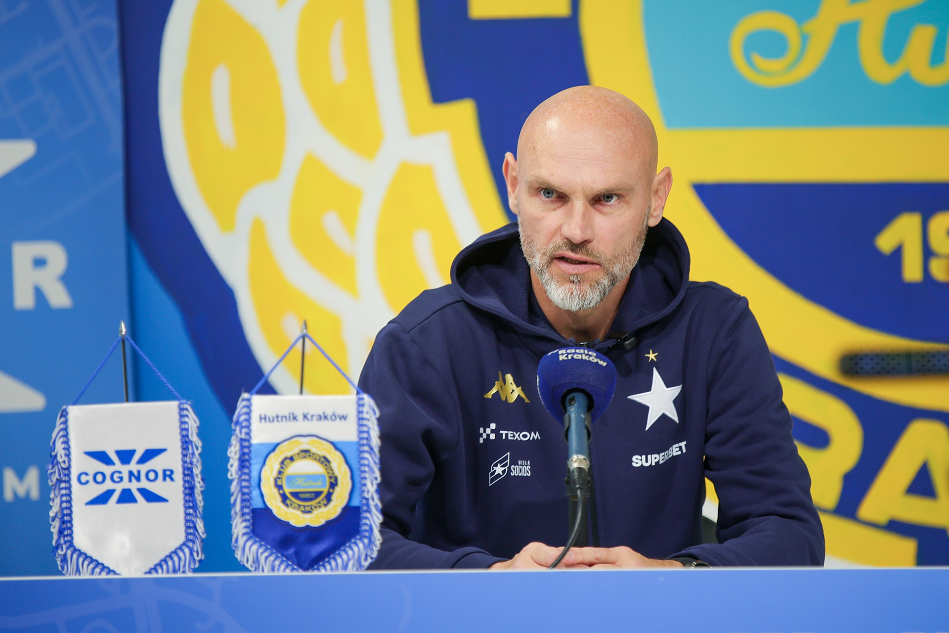 Butelki leciały na boisko. Jop zdradził, co usłyszał od sędziego