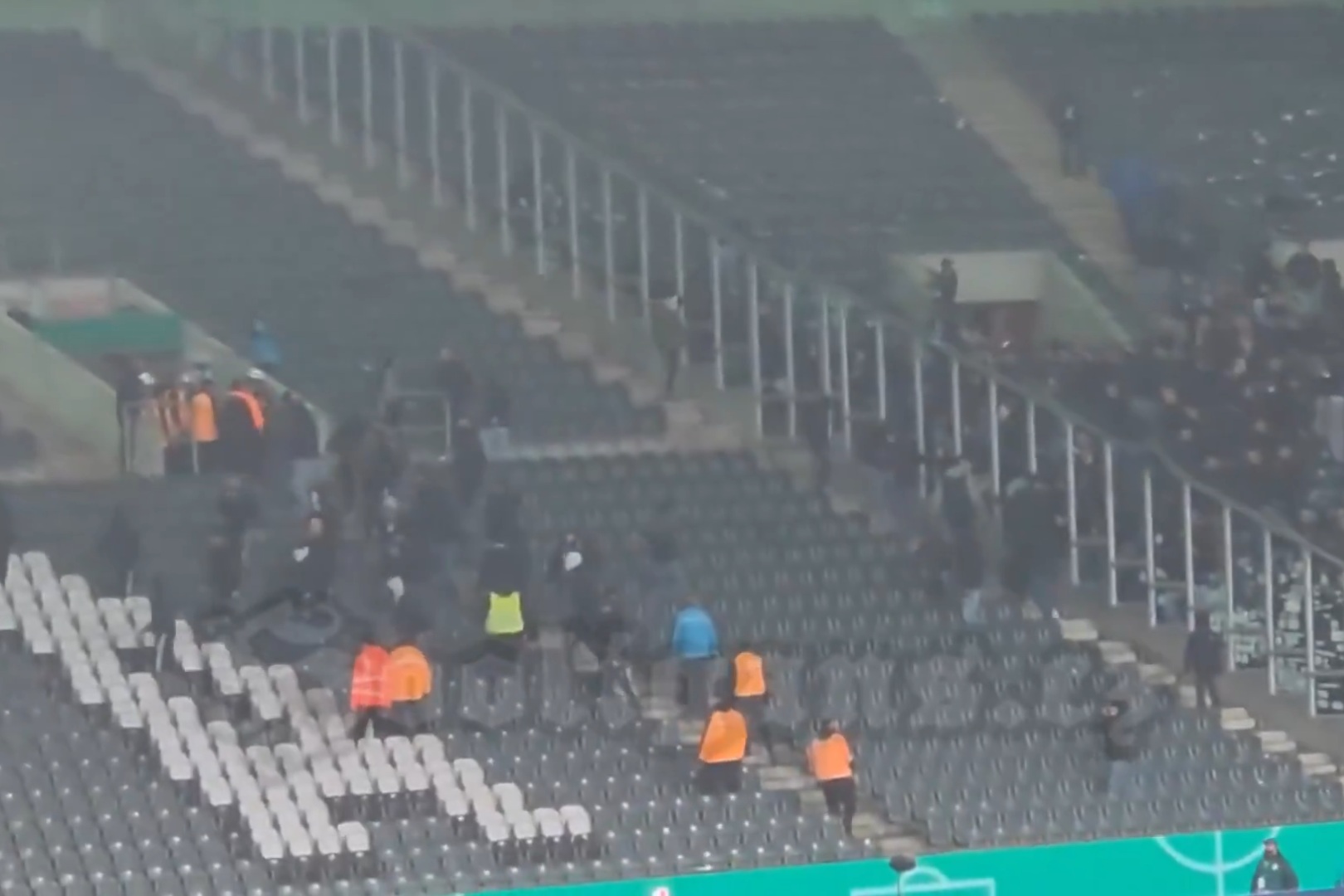 Skandal w Niemczech. Kibice ruszyli do ataku [WIDEO]