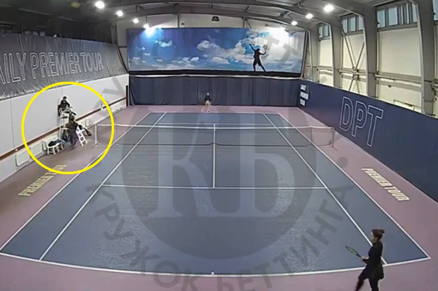 Niebywałe. Antyterroryści przerwali mecz. Sędzia przyparty do ściany [WIDEO]