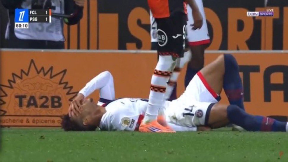 Dramat gwiazdy PSG! Poważna kontuzja, zawodnik zniesiony na noszach