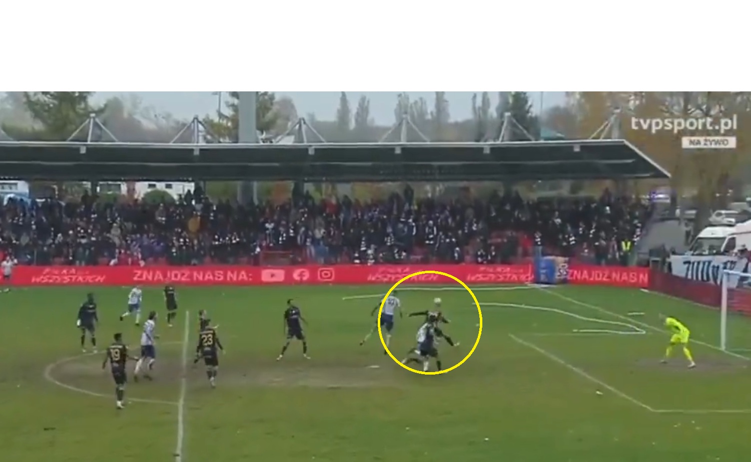 Samobój mógł pogrążyć Lecha! Skrzypczak najadł się wstydu [WIDEO]