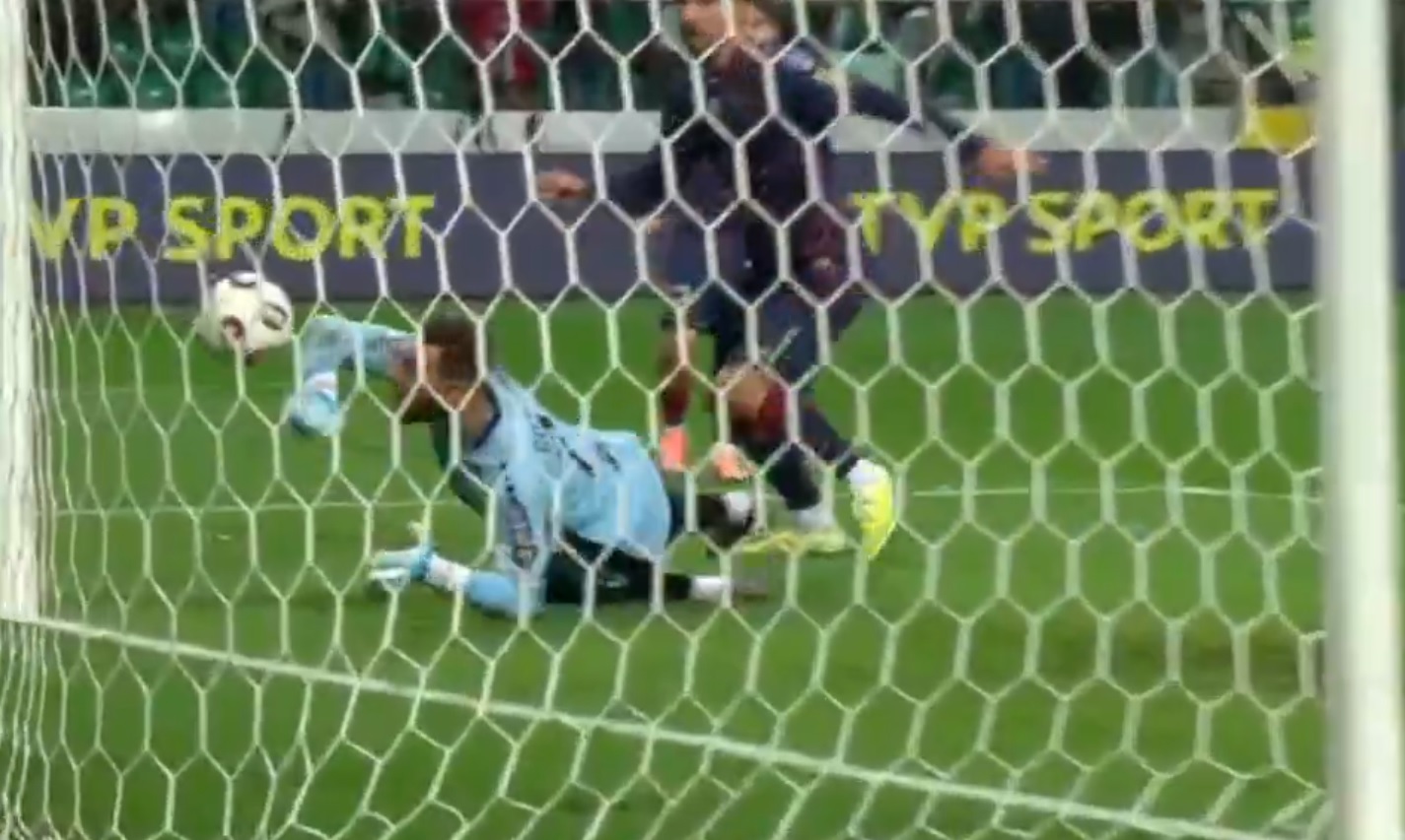 Centymetry od kompromitacji. Spójrzcie, co zrobił bramkarz Pogoni [WIDEO]