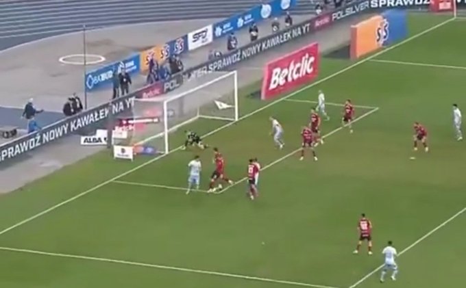 Strzelił prosto do swojej bramki. Dramat na zapleczu Ekstraklasy [WIDEO]