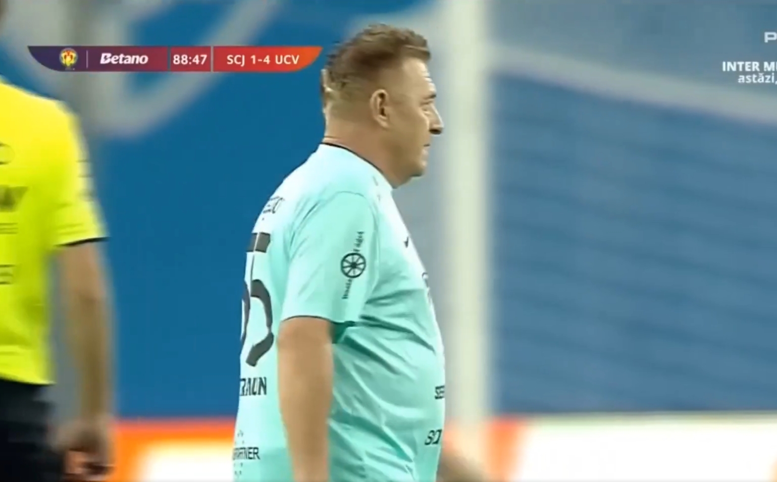 Szok! 61-letni prezes wszedł na boisko. Zagrał w pucharze [WIDEO]